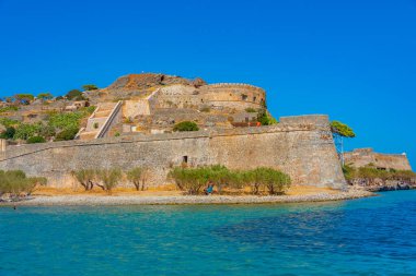 Yunan adasındaki Spinalonga Kalesi Girit.