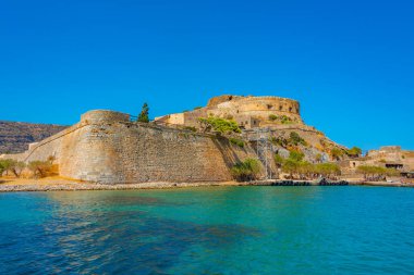 Yunan adasındaki Spinalonga Kalesi Girit.