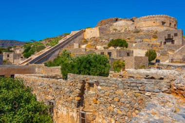 Yunan adasındaki Spinalonga Kalesi 'ndeki eski binalar.