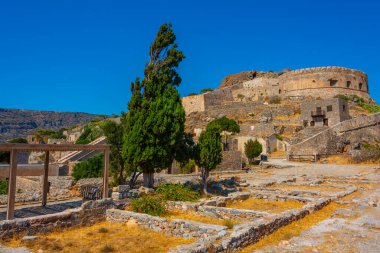 Yunan adasındaki Spinalonga Kalesi 'ndeki eski binalar.