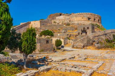 Yunan adasındaki Spinalonga Kalesi 'ndeki eski binalar.
