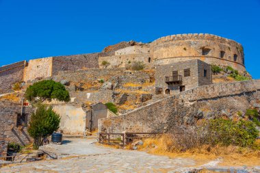 Yunan adasındaki Spinalonga Kalesi 'ndeki eski binalar.