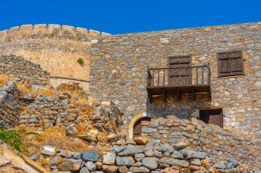 Yunan adasındaki Spinalonga Kalesi 'ndeki eski binalar.