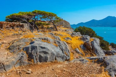 Yunan adasındaki Spinalonga Kalesi 'ndeki eski binalar.