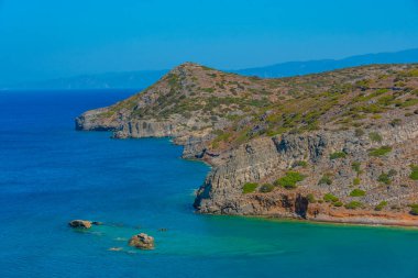 Yunan adası Girit 'teki Mirabello Körfezi' nin Rocky manzarası.