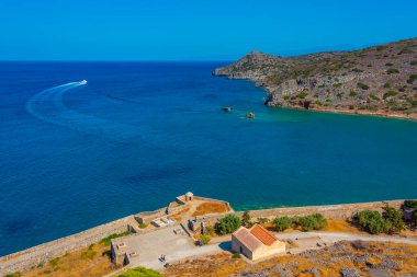 Yunan adasındaki Spinalonga Kalesi Girit.