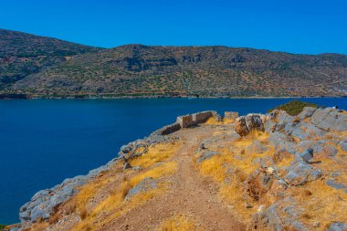 Yunan adasındaki Spinalonga Kalesi Girit.