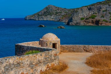 Yunan adasındaki Spinalonga Kalesi Girit.