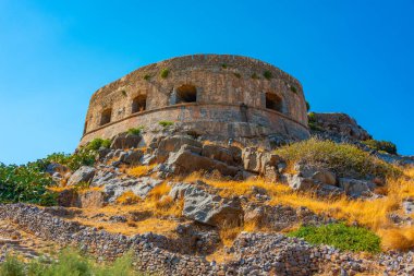 Yunan adasındaki Spinalonga Kalesi Girit.