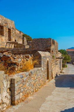 Yunan adasındaki Spinalonga Kalesi 'ndeki eski binalar.