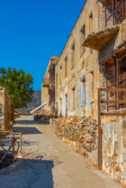 Yunan adasındaki Spinalonga Kalesi 'ndeki eski binalar.