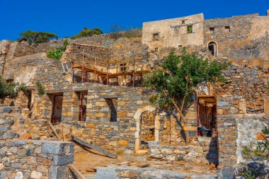 Yunan adasındaki Spinalonga Kalesi 'ndeki eski binalar.