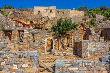 Yunan adasındaki Spinalonga Kalesi 'ndeki eski binalar.