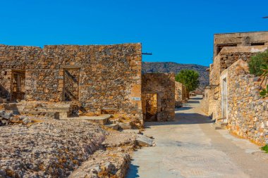 Yunan adasındaki Spinalonga Kalesi 'ndeki eski binalar.