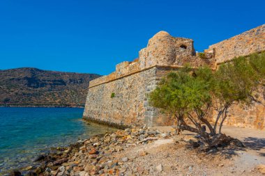 Yunan adasındaki Spinalonga Kalesi Girit.
