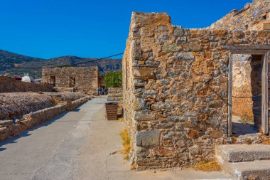 Yunan adasındaki Spinalonga Kalesi 'ndeki eski binalar.