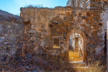 Yunan adasındaki Spinalonga Kalesi 'ndeki eski binalar.