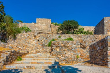 Yunan adasındaki Spinalonga Kalesi 'ndeki eski binalar.