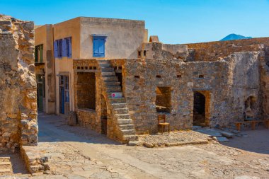 Yunan adasındaki Spinalonga Kalesi 'ndeki eski binalar.