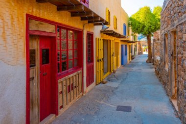 Girit adasındaki Spinalonga Kalesi 'ndeki eski ahşap binalar.