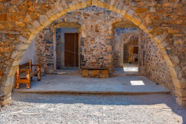Yunan adasındaki Spinalonga Kalesi 'ndeki eski binalar.
