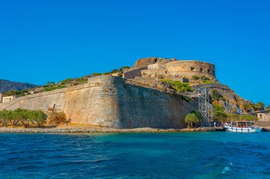 Yunan adasındaki Spinalonga Kalesi Girit.