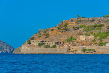 Yunan adasındaki Spinalonga Kalesi Girit.