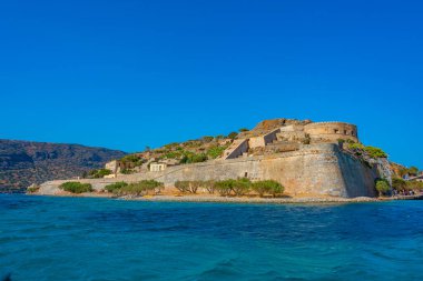 Yunan adasındaki Spinalonga Kalesi Girit.