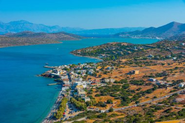 Yunanistan 'ın Plaka kenti yakınlarındaki Girit kıyı şeridinin Panorama manzarası.