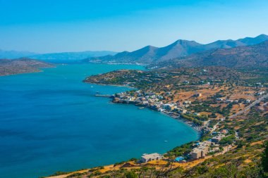 Yunanistan 'ın Plaka kenti yakınlarındaki Girit kıyı şeridinin Panorama manzarası.