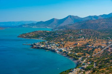 Yunanistan 'ın Plaka kenti yakınlarındaki Girit kıyı şeridinin Panorama manzarası.