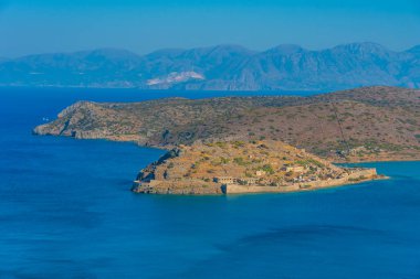 Yunan adasındaki Spinalonga Kalesi Girit.