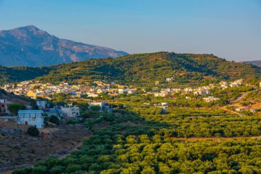 Girit adasındaki bir dağ köyü manzarası.