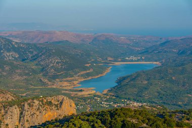 Aposelemis barajı, Grecee ile Girit kırsal manzarası.