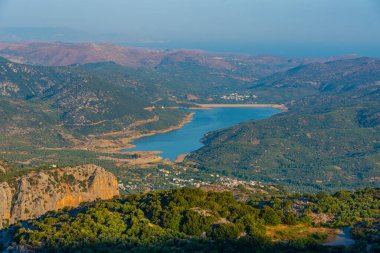 Aposelemis barajı, Grecee ile Girit kırsal manzarası.