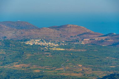 Girit adasındaki bir dağ köyü manzarası.