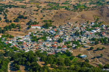 Yunanistan 'ın Girit kentindeki Lasithi platosundaki Agios Georgios ve Avrakontes köylerinin hava manzarası.