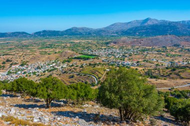 Yunanistan 'ın Girit kentindeki Lasithi platosundaki Agios Georgios ve Avrakontes köylerinin hava manzarası.