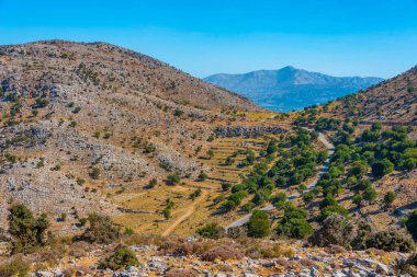 Yunan adası Girit 'te Lasithi platosuna giden dağ geçidi.