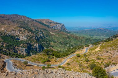 Yunan adası Girit 'te Lasithi platosuna giden dağ geçidi.