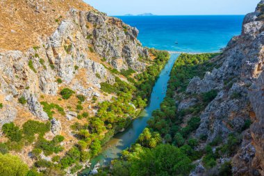 Yunan adası Girit 'teki Preveli plajının Panorama manzarası.