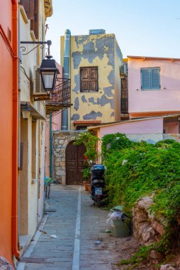 Yunanistan 'ın Girit kentindeki Rethimno kentindeki renkli bir caddenin gün batımı manzarası.