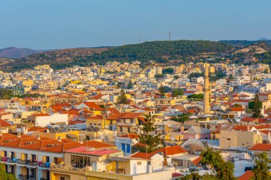 Yunan kenti Rethimno 'nun Girit adasındaki çatılarının gün batımı manzarası.