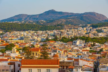 Yunan kenti Rethimno 'nun Girit adasındaki çatılarının gün batımı manzarası.