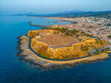 Yunan kenti Rethimno, Girit 'teki Venedik Fortezza Kalesi' nin günbatımı manzarası.