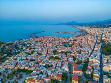 Yunan kenti Rethimno 'nun Girit adasındaki sahil şeridinin günbatımı manzarası.