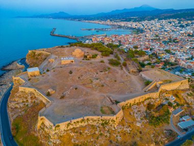 Yunan kenti Rethimno, Girit 'teki Venedik Fortezza Kalesi' nin günbatımı manzarası.