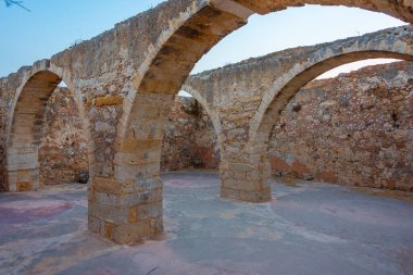 Girit 'in Ren kenti Rethimno' daki Venedik Fortezza Kalesi 'nin gün batımı manzarası.