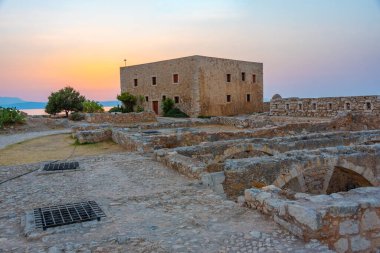 Yunan kenti Rethimno, Girit 'teki Venedik Fortezza Kalesi' ndeki binaların günbatımı manzarası.