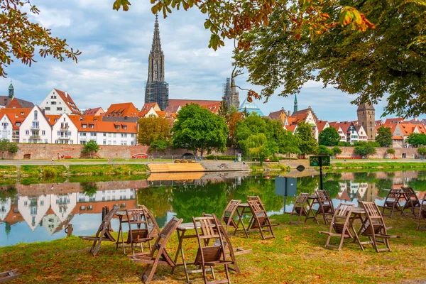 德国城市乌尔姆的城市景观映照多瑙河 — 图库照片